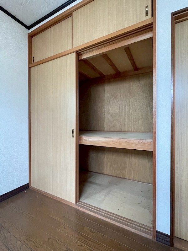 深坂二丁目1番戸建 内観写真（収納）