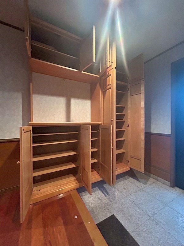 東大谷一丁目4番事務所付き戸建 現地写真（玄関）
