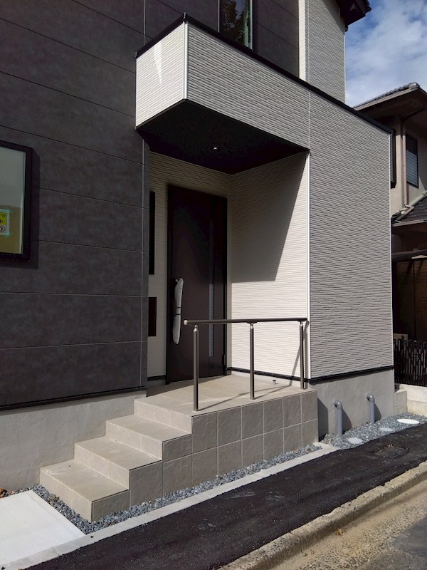 黒住町新築戸建1号棟　1期 現地写真（玄関）