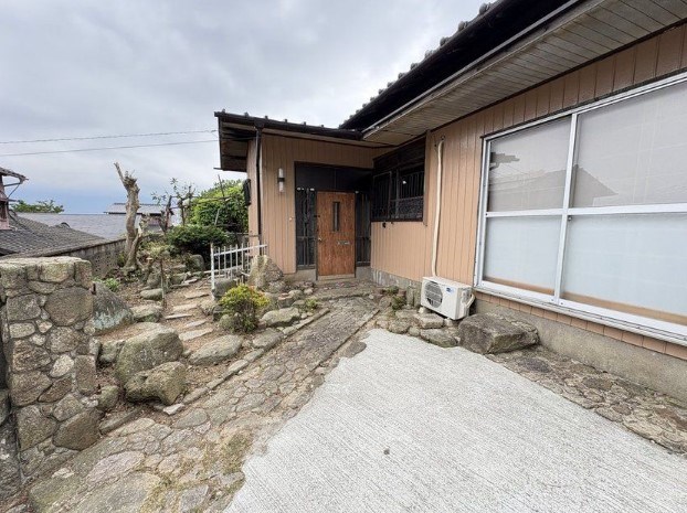 西天神町戸建 現地写真（玄関）
