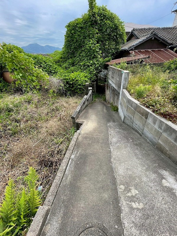 修多羅二丁目27番土地 現地写真（前面道路含む現地写真）