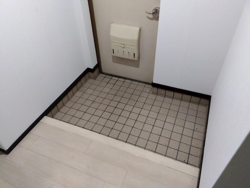 エメラルドマンション到津 現地写真（玄関）
