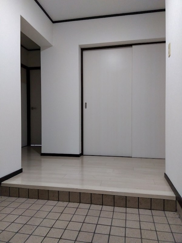 エメラルドマンション到津 現地写真（玄関）
