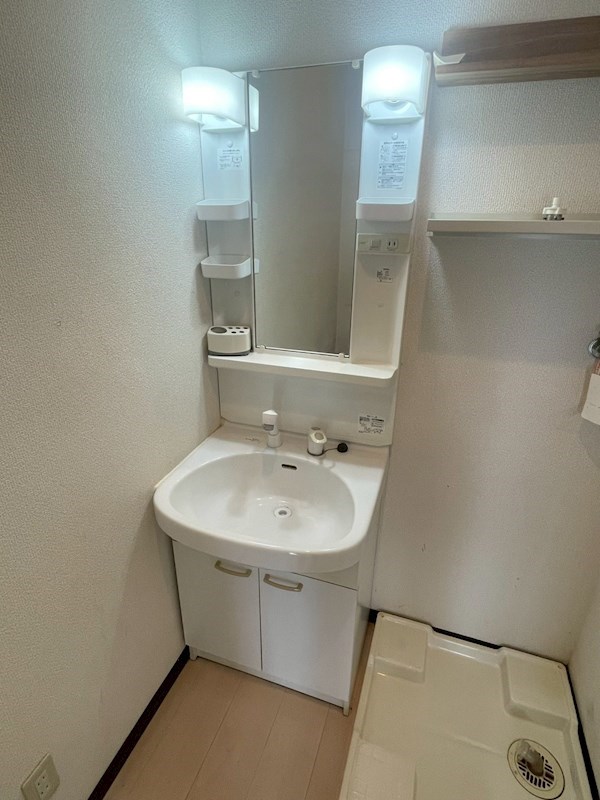 鴨生田四丁目1番戸建 内観写真（洗面台・洗面所）
