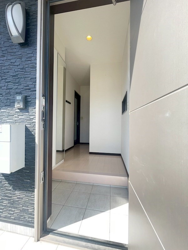鴨生田四丁目1番戸建 現地写真（玄関）