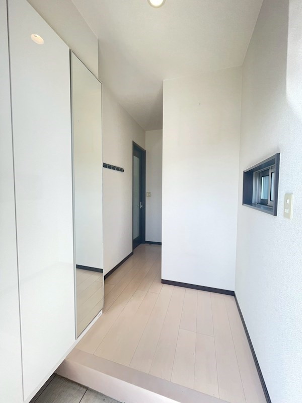 鴨生田四丁目1番戸建 現地写真（玄関）