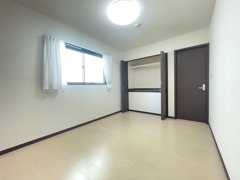 鴨生田四丁目1番戸建 内観写真（リビング以外の居室）