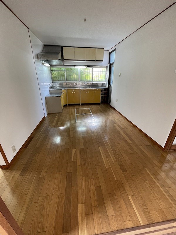 湯川新町一丁目12番戸建 内観写真（リビング）