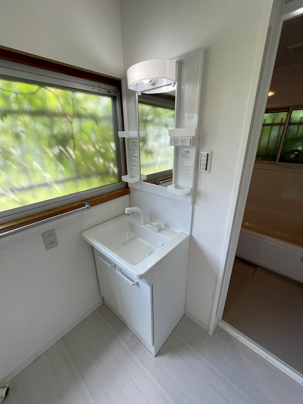 湯川新町一丁目12番戸建 内観写真（洗面台・洗面所）