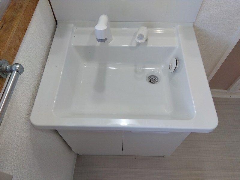 湯川新町一丁目12番戸建 内観写真（洗面台・洗面所）