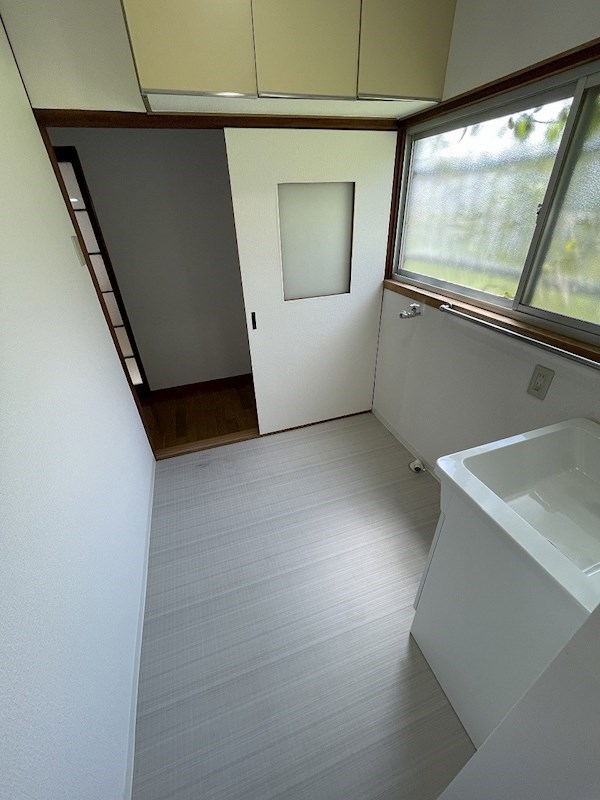湯川新町一丁目12番戸建 内観写真（洗面台・洗面所）