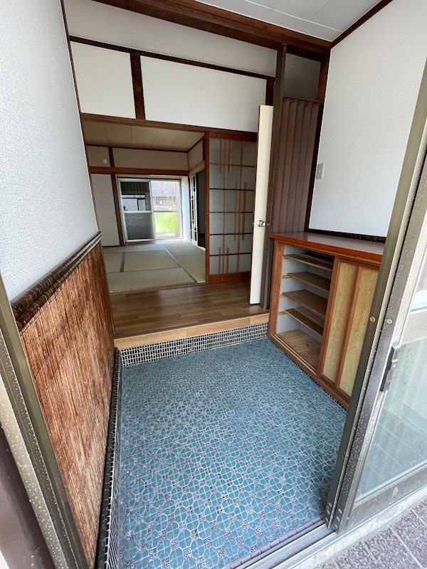 湯川新町一丁目12番戸建 現地写真（玄関）