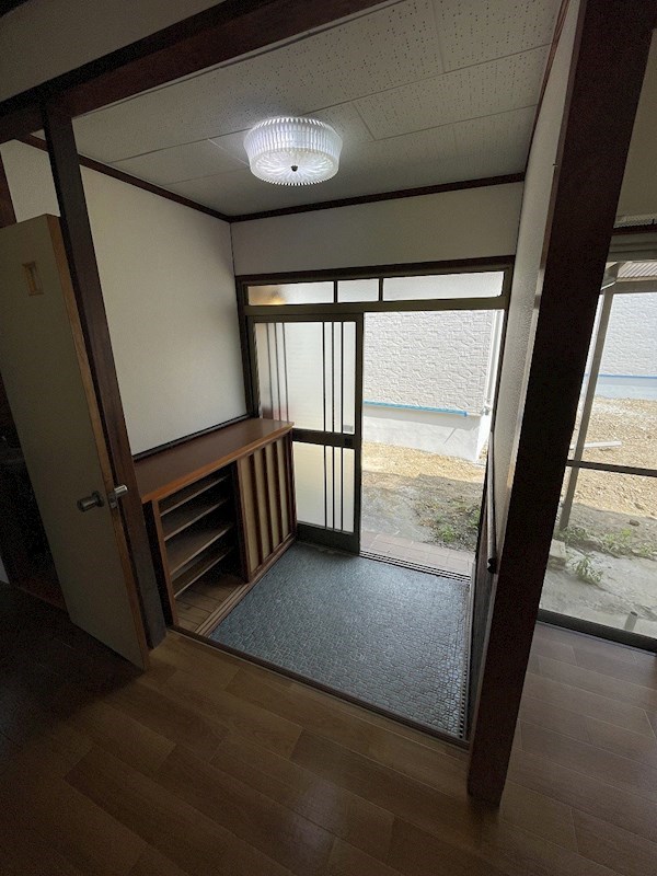 湯川新町一丁目12番戸建 現地写真（玄関）