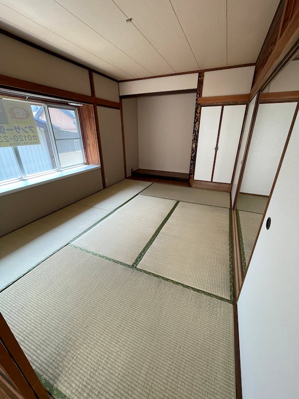 湯川新町一丁目12番戸建 内観写真（リビング以外の居室）
