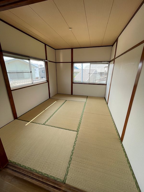 湯川新町一丁目12番戸建 内観写真（リビング以外の居室）