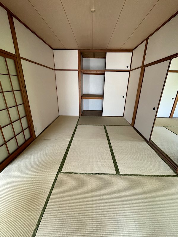 湯川新町一丁目12番戸建 内観写真（リビング以外の居室）