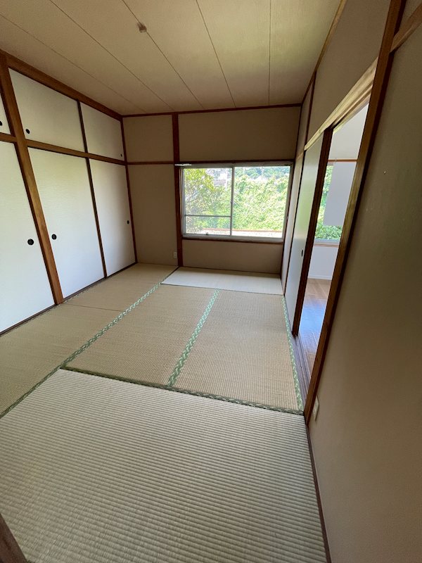 湯川新町一丁目12番戸建 内観写真（リビング以外の居室）