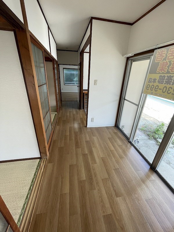 湯川新町一丁目12番戸建 内観写真（リビング以外の居室）