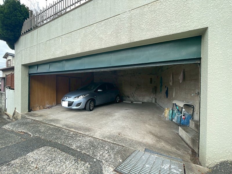 都一丁目戸建 現地写真（駐車場）