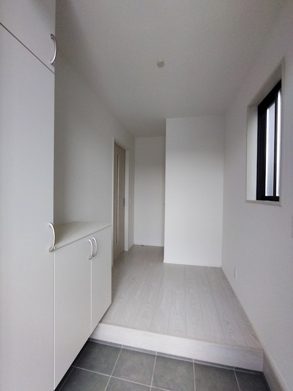 町上津役西一丁目新築戸建1号棟　2期 現地写真（玄関）