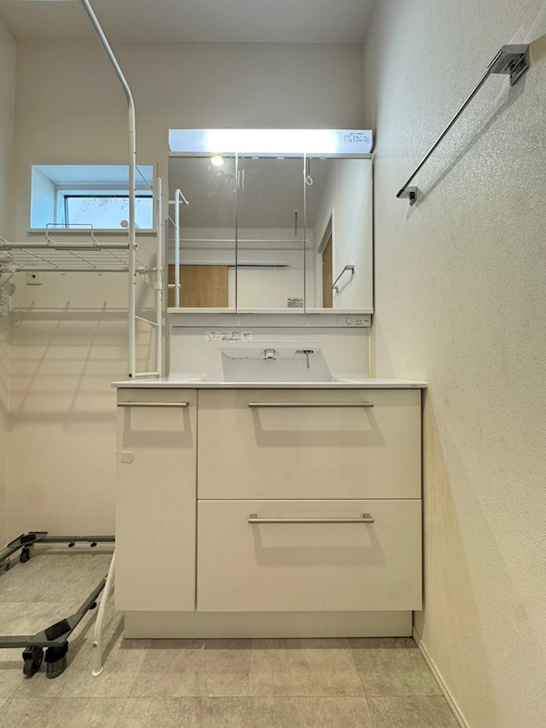 鷹見台四丁目戸建 内観写真（洗面台・洗面所）