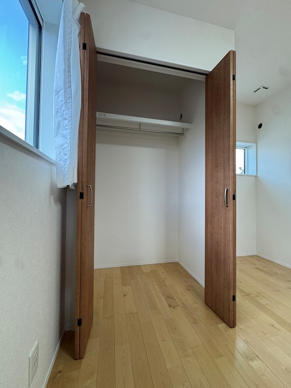 鷹見台四丁目戸建 内観写真（収納）