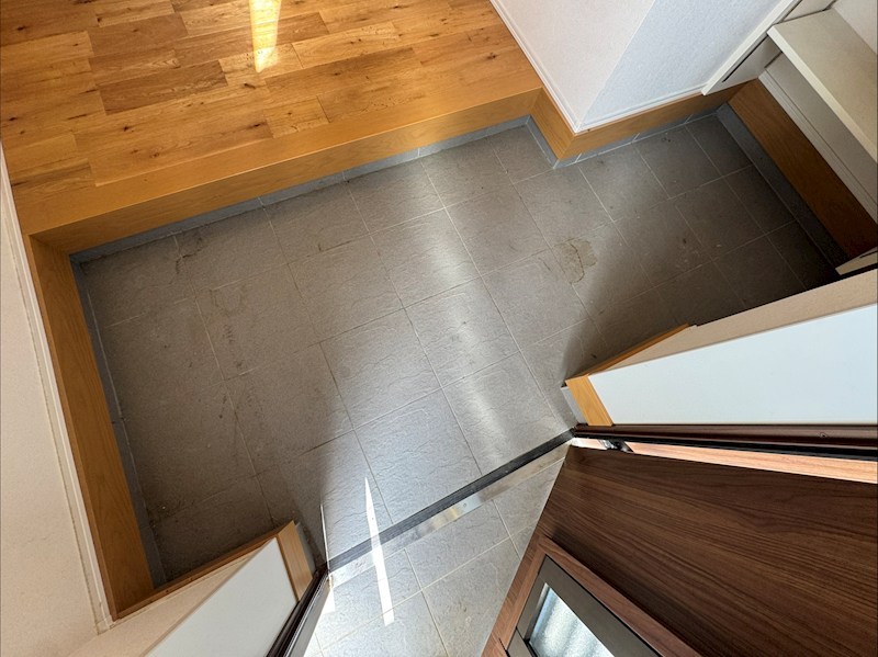 鷹見台四丁目戸建 現地写真（玄関）