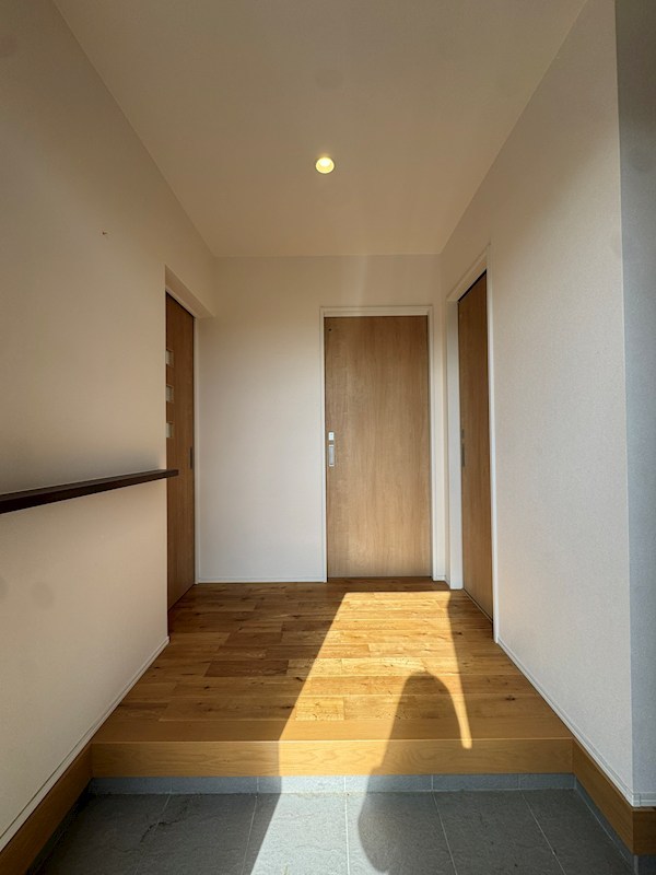 鷹見台四丁目戸建 現地写真（玄関）