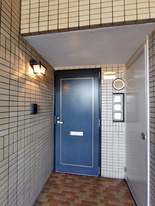 アーバン荒生田 現地写真（玄関）