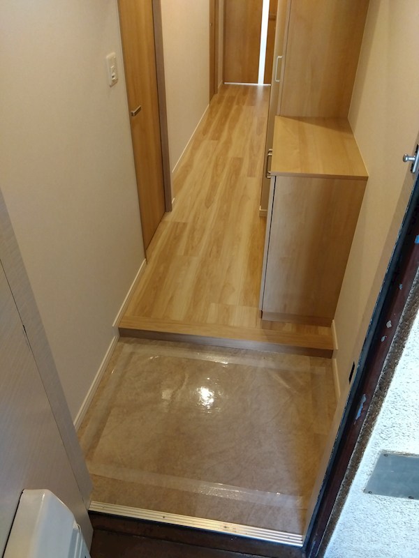 須賀町マンション 現地写真（玄関）