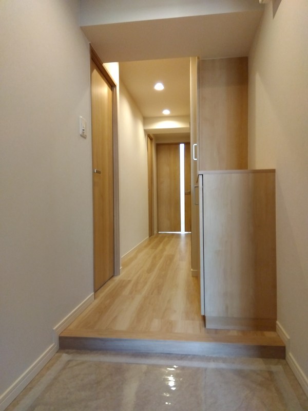 須賀町マンション 現地写真（玄関）