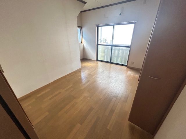 東本町二丁目戸建 内観写真（リビング以外の居室）