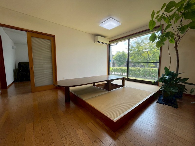 尾倉三丁目戸建 内観写真（リビング）