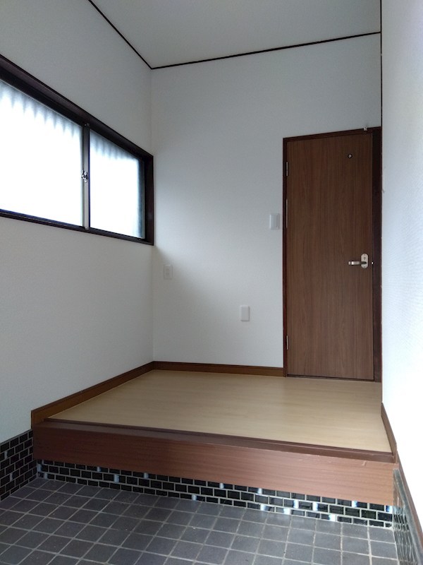 津田南町戸建 現地写真（玄関）