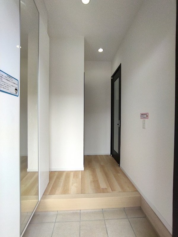 大平二丁目12番戸建 現地写真（玄関）