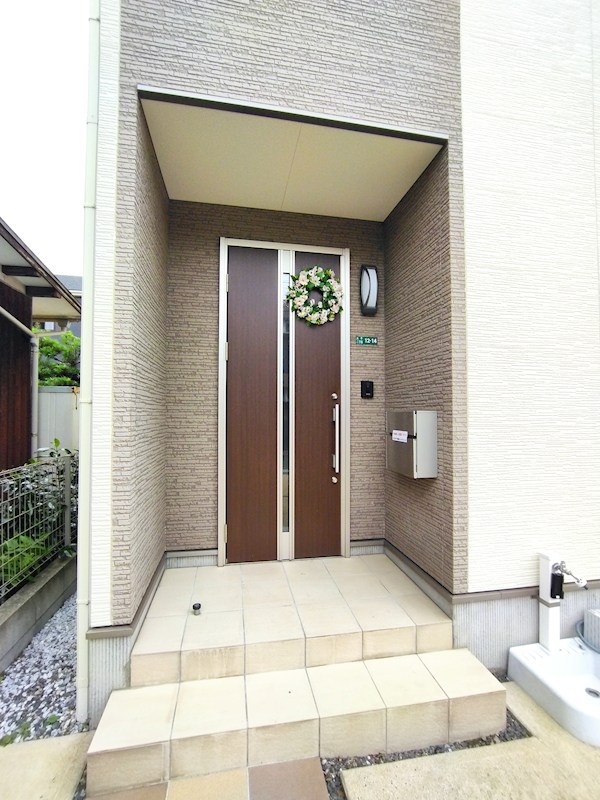 大平二丁目12番戸建 現地写真（玄関）