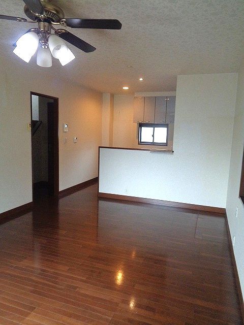 徳力新町二丁目戸建 内観写真（リビング）