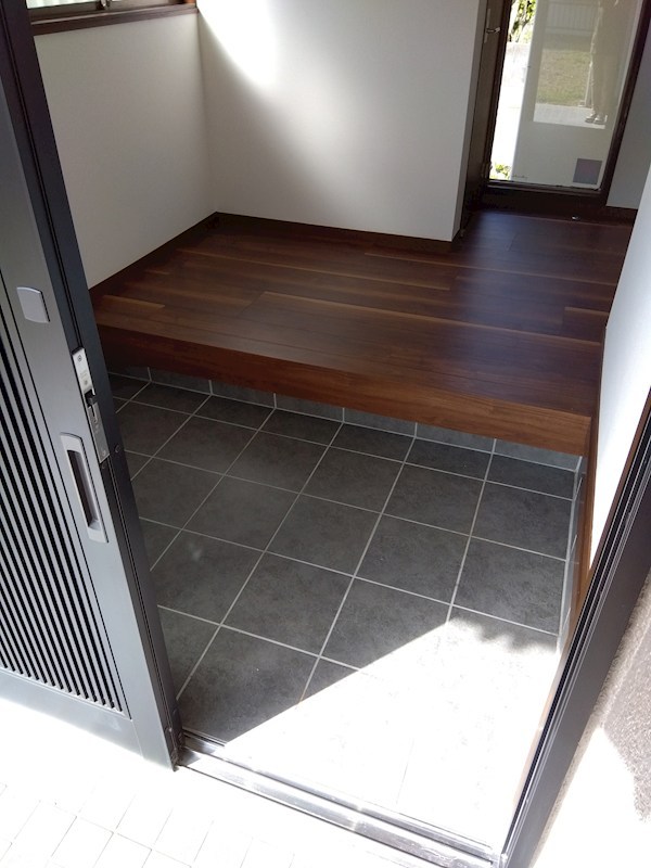沼本町三丁目戸建 現地写真（玄関）