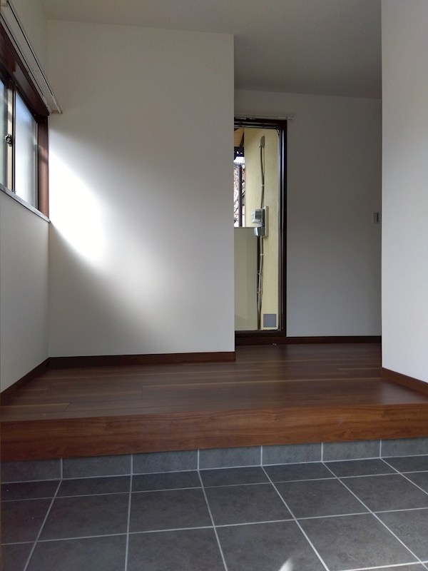 沼本町三丁目戸建 現地写真（玄関）