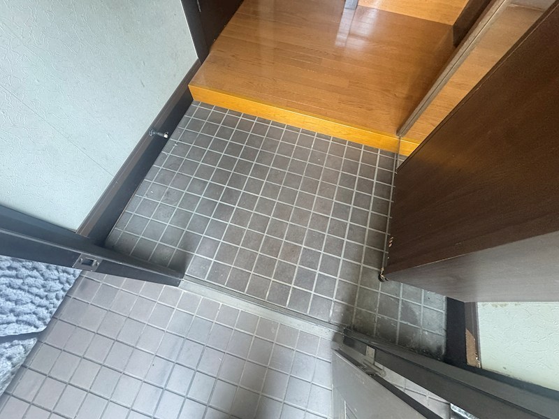 松寿山三丁目戸建 現地写真（玄関）