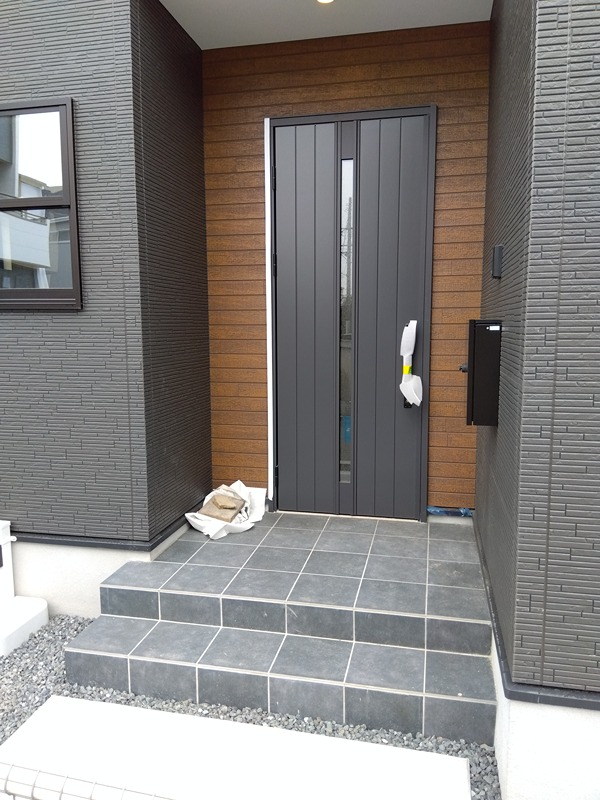 南大橋四丁目新築戸建2号棟　2期 現地写真（玄関）