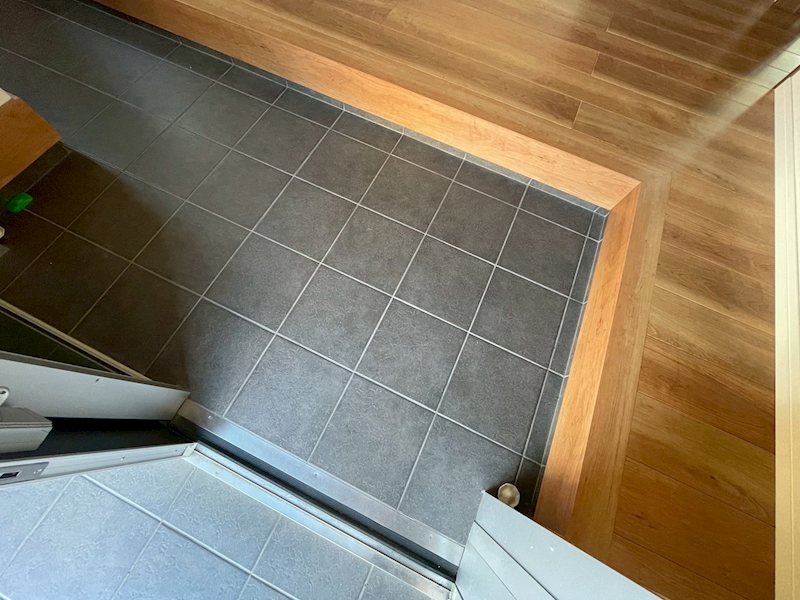 塩屋一丁目戸建 現地写真（玄関）