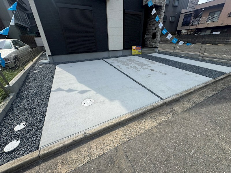 明治町新築戸建1号棟　1期 現地写真（駐車場）
