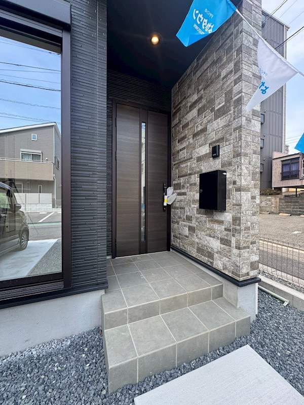 明治町新築戸建1号棟　1期 現地写真（玄関）
