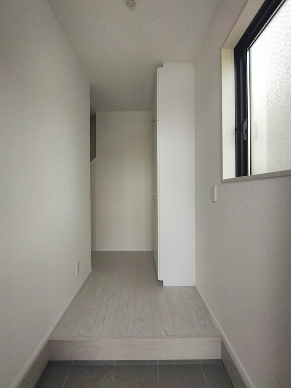 明治町新築戸建1号棟　1期 現地写真（玄関）