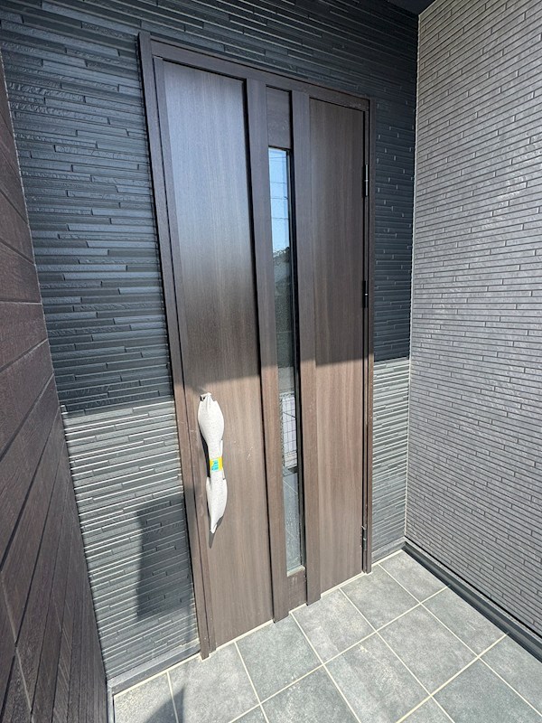 藤原三丁目新築戸建2号棟　4期  現地写真（玄関）