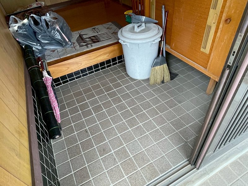 若葉三丁目1番戸建 現地写真（玄関）