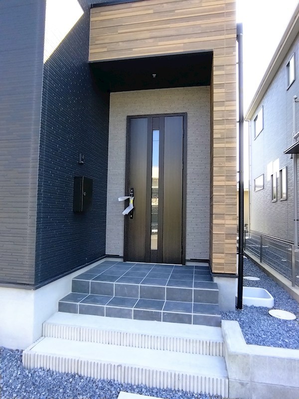 中の原三丁目新築戸建1号棟　3期 現地写真（玄関）