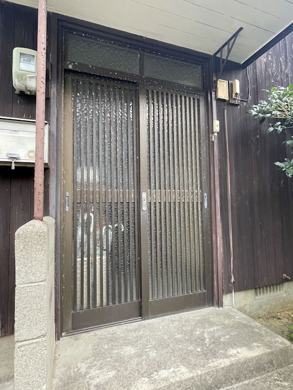 黒川東二丁目13番戸建 現地写真（玄関）