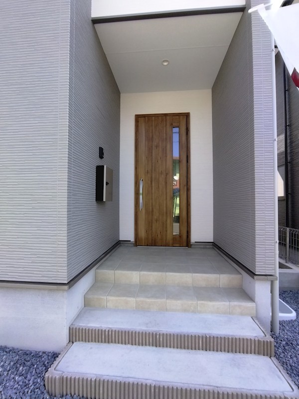 中の原三丁目新築戸建2号棟　3期  現地写真（玄関）